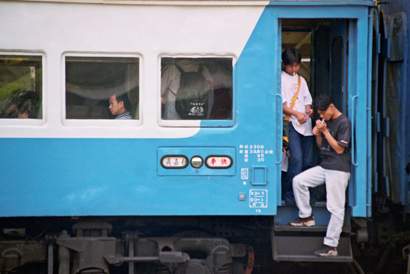 台灣鐵路旅遊攝影台中火車站月台旅客2002年之前攝影照片50